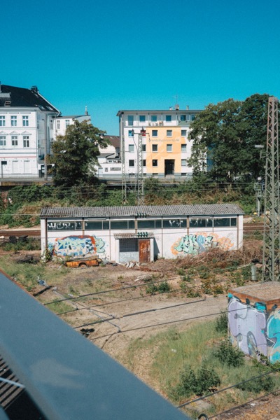 Verlassenes Bahngelände mit Graffiti 2026