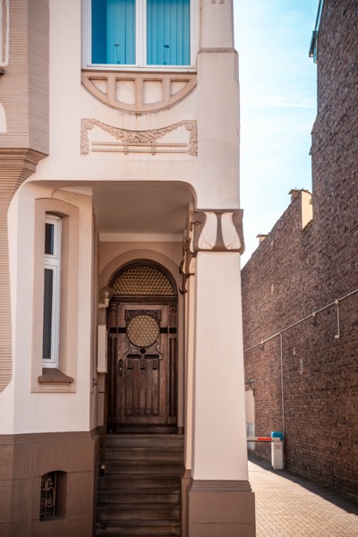 Jugendstil-Eingang, historisches Gebäude Solingen 2026